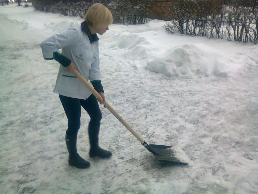 Більшість ужгородських підприємців із відповідальністю підійшли до прибирання прилеглих територій від снігу