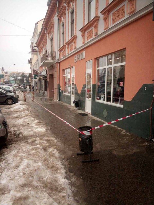 Комунальні служби міста прибирають сніг та бурульки з будівель