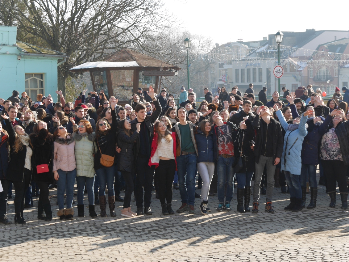 Ужгородці долучилися до всеукраїнського флешмобу з масових обіймів