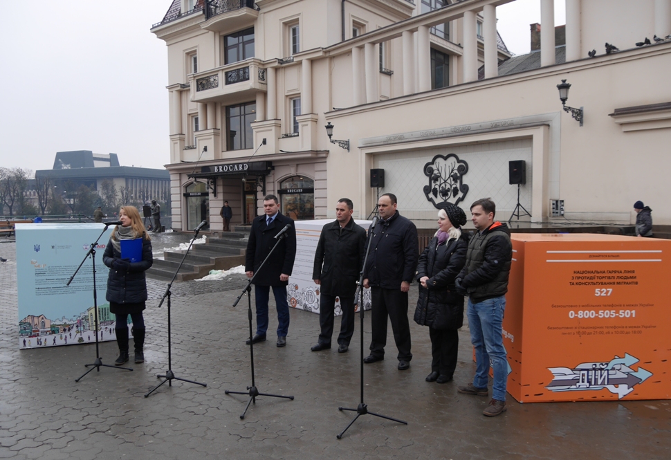 В Ужгороді презентували інсталяцію, яка привертає увагу до проблеми торгівлі людьми