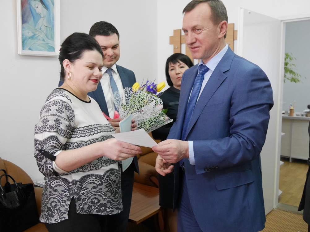В Ужгородському пологовому відтепер і свідоцтво про народження видають, і реєструють місце проживання дитини