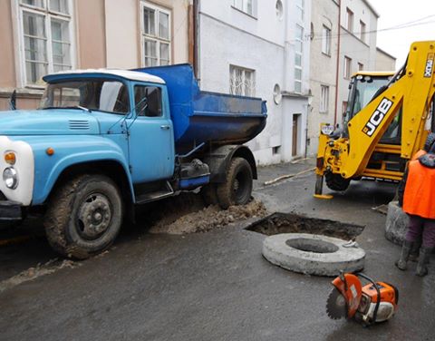 В Ужгороді на вулиці Лучкая проводять аварійно-відновлювальні роботи водопровідних та каналізаційних мереж