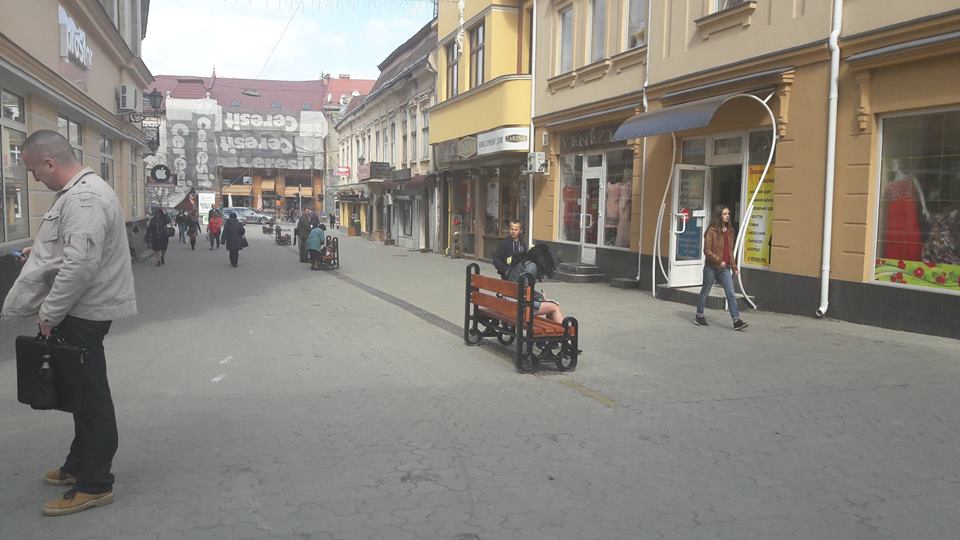 В Ужгороді на пішохідну зону вулиць Корзо-Волошина повернули відреставровані лавиці