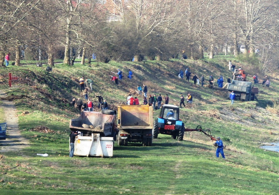 В Ужгороді влаштували масштабне весняне прибирання