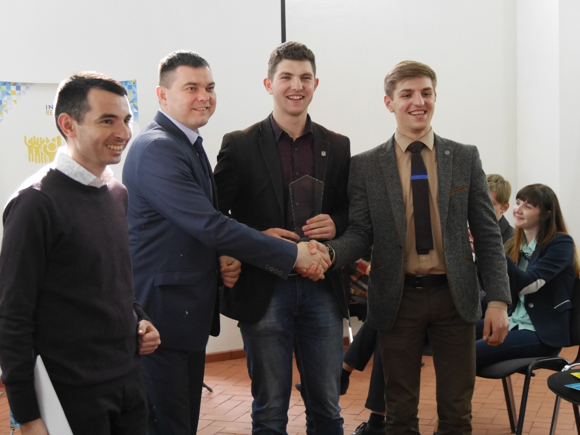 В Ужгороді визначали кращих у молодіжних дебатах