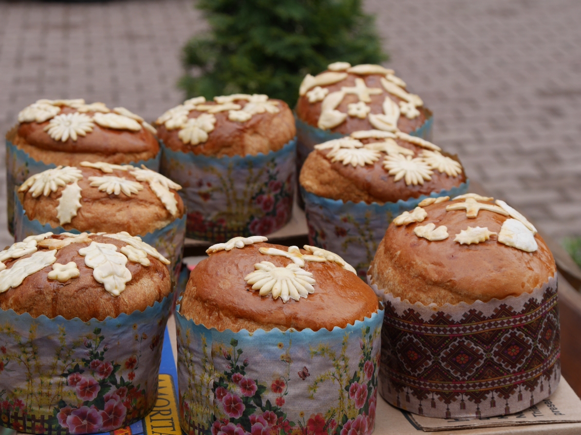 Міський голова Ужгорода Богдан Андріїв та депутати міськради передали паски для діток та літніх підопічних соціального центру