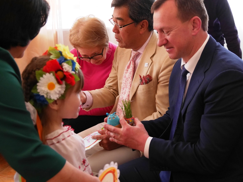 Міністр-радник Посольства Японії в Україні Мічіо Харада вручив Богдану Андріїву сертифікат про передачу кухонного обладнання