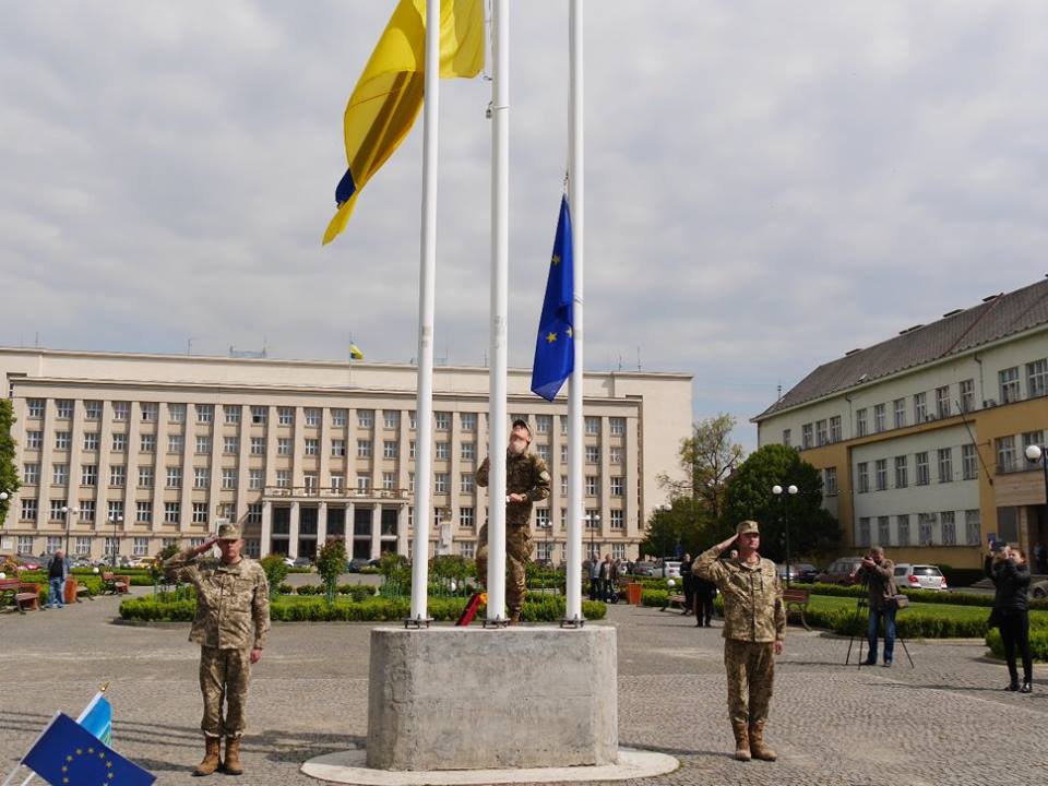В Ужгороді урочисто підняли прапори України та Європейського Союзу