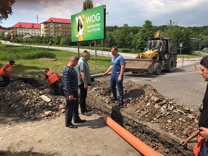 Міський голова Богдан Андріїв оглянув, як проходить капремонт зливової каналізаційної мережі на вулиці Тімірязєва