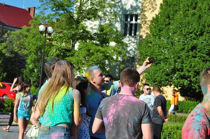 “Фестиваль фарб Холі” відбувся в Ужгороді