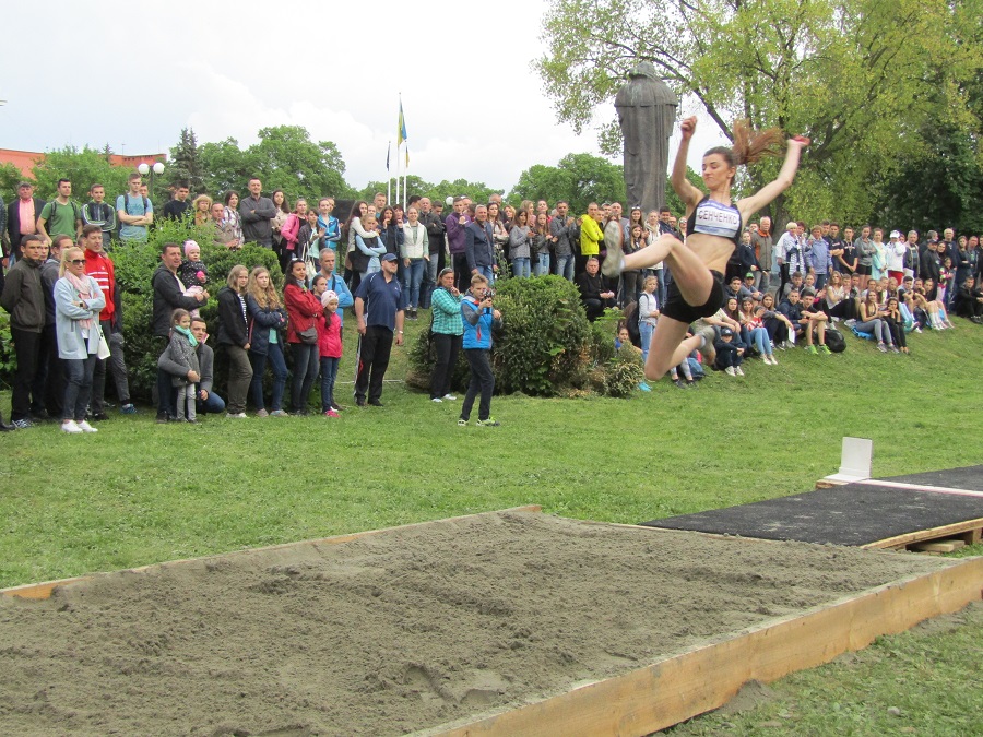 Кращі легкоатлетки України в Ужгороді видовищно показали, як стрибати в довжину
