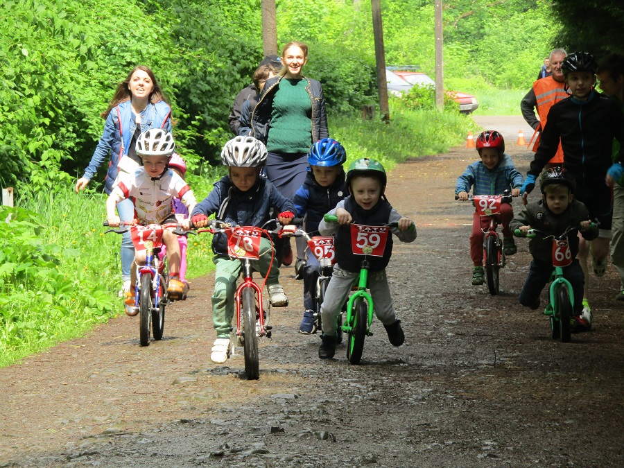 В Ужгороді у Боздоському парку триває фестиваль правильного відпочинку “Майся Фест”, пройшли “Тур де Уж” і благодійний забіг