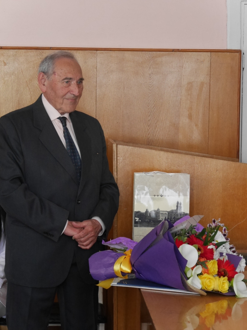 Керівництво Ужгорода привітало з 90-річчям легенду закарпатської хірургії Дезидерія Петнегазі