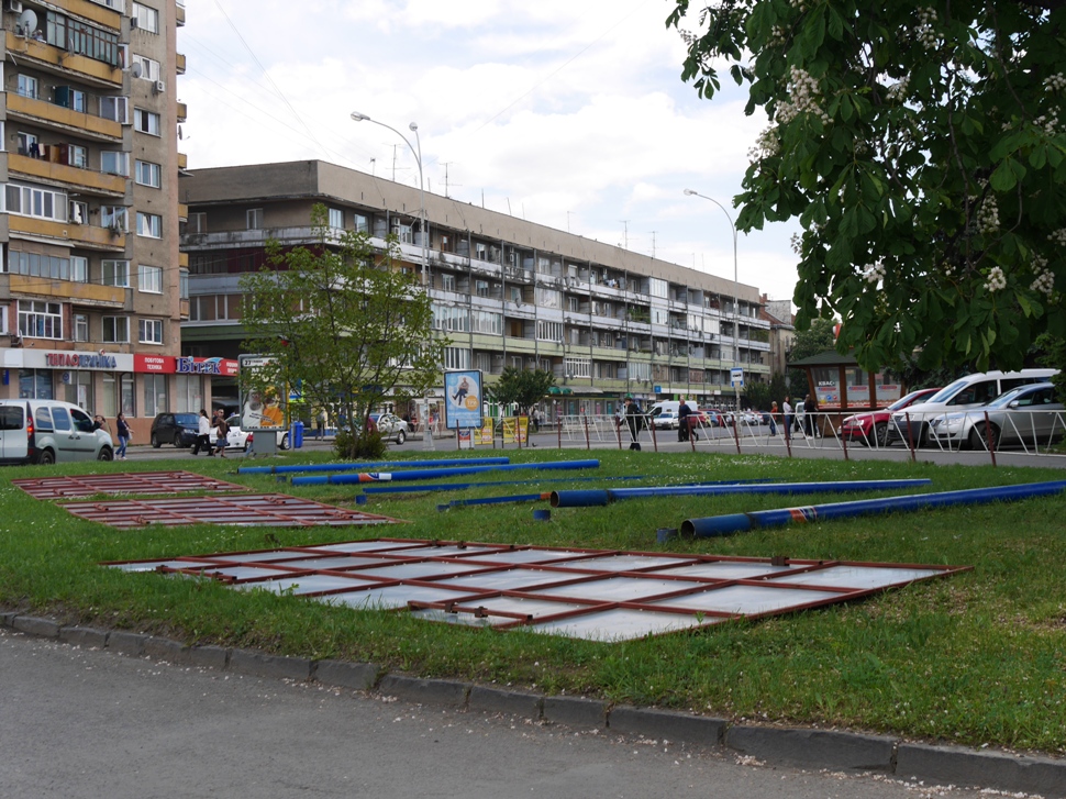 На площі Б. Хмельницького в Ужгороді демонтували 5 рекламоносіїв