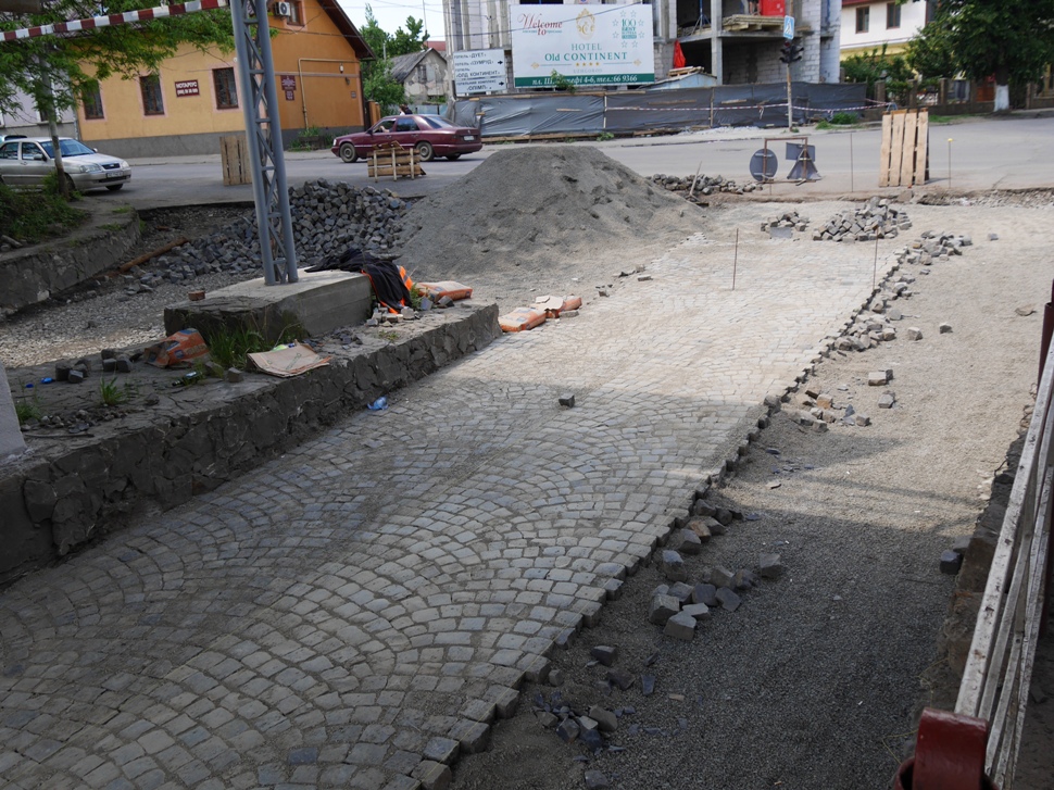 На вулиці Антонівській в Ужгороді триває капітальний ремонт