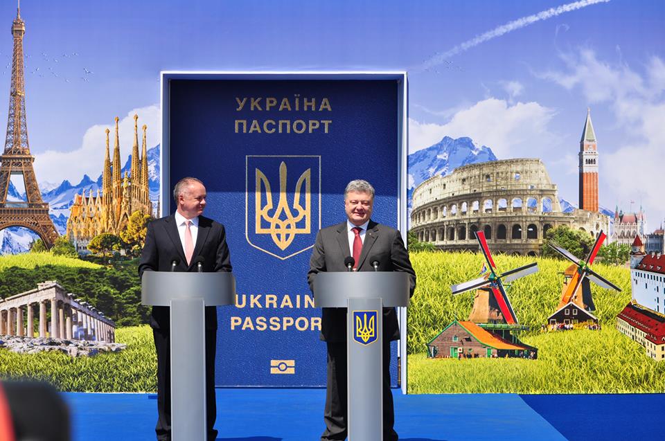 В Ужгороді, на кордоні, Президенти України та Словаччини відкрили символічні двері у Європу