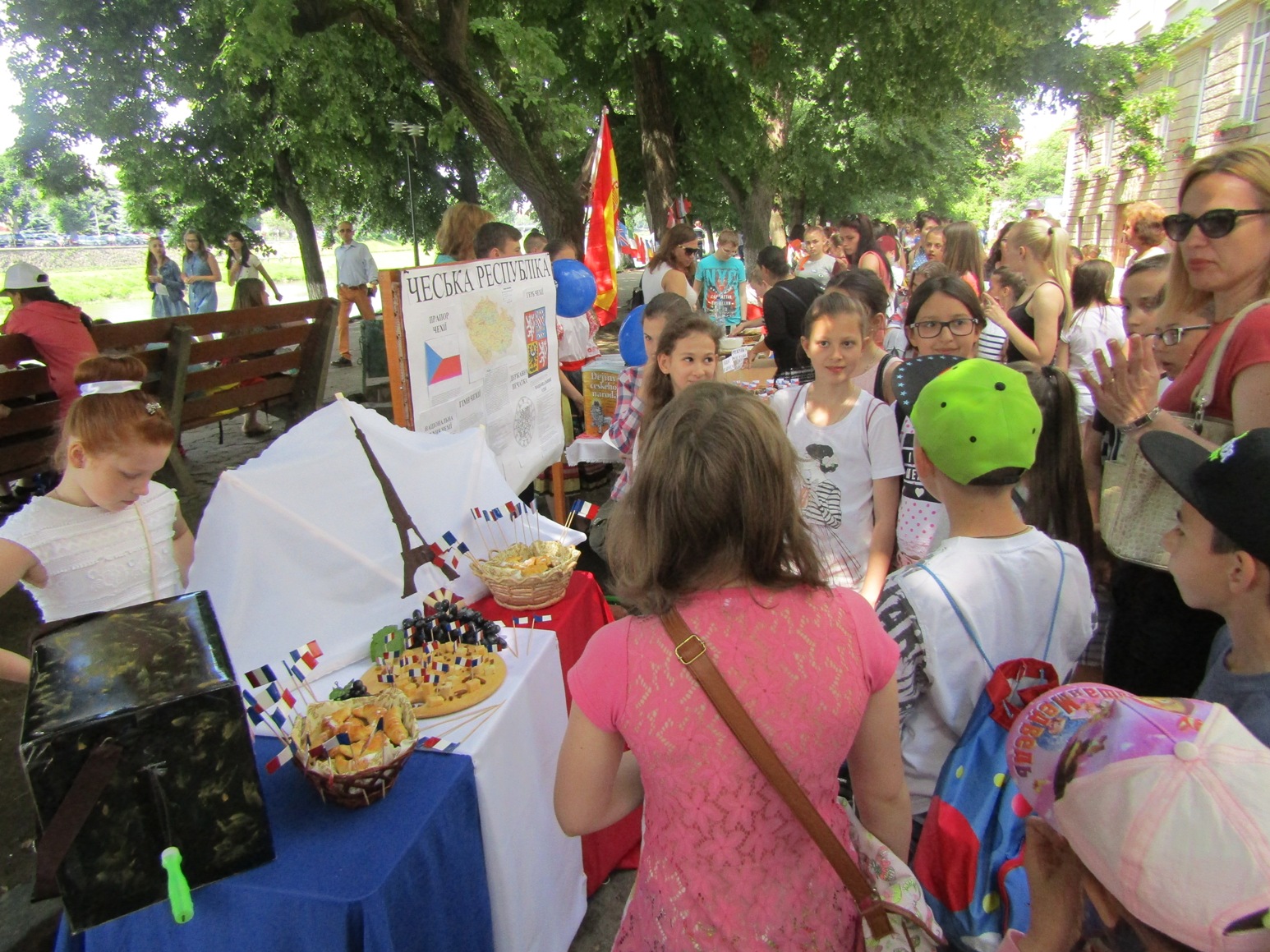 У рамках відзначення Міжнародного дня захисту дітей ужгородські школярі представили виставку «Калейдоскоп країн-сусідів»