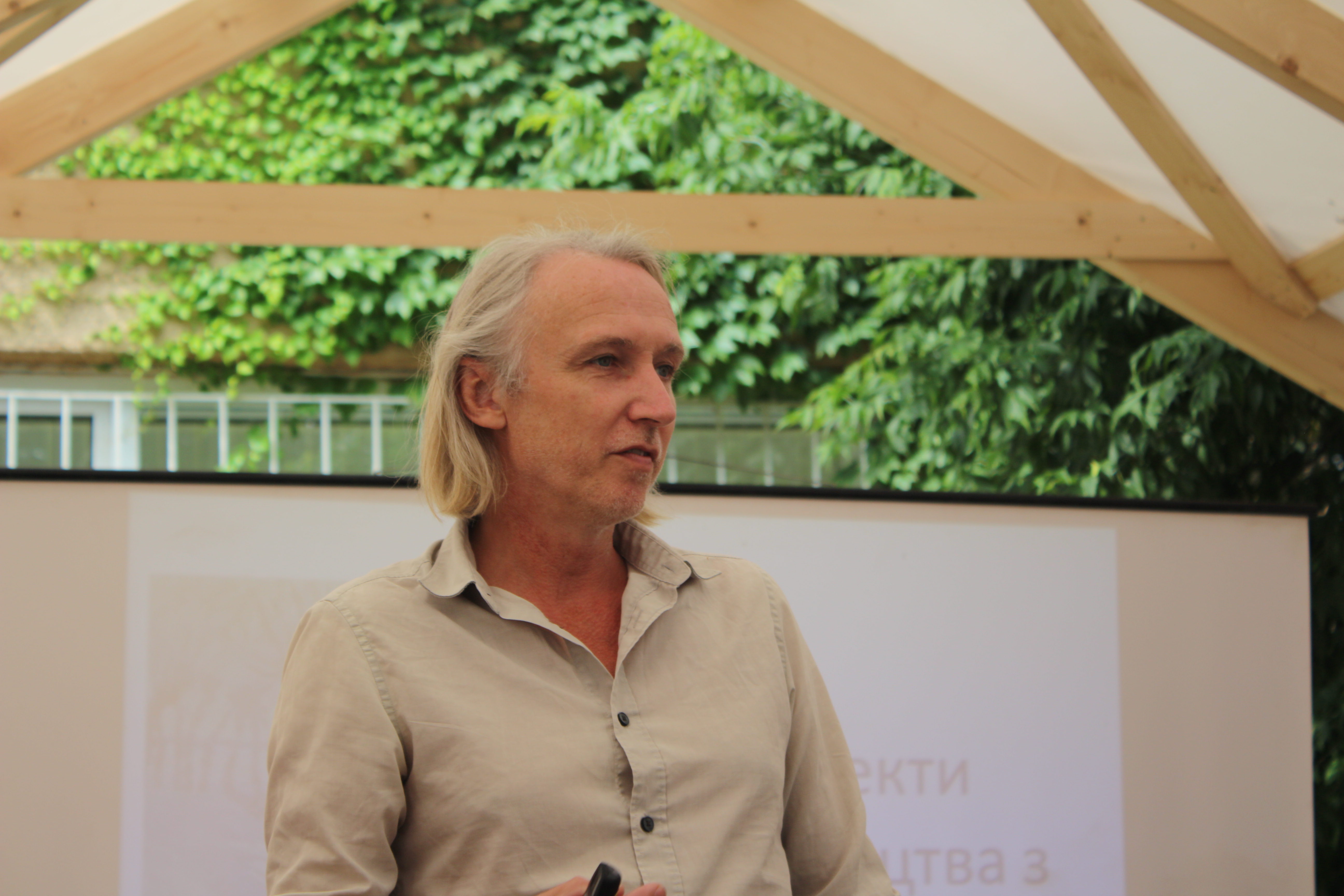 Австрійський еколог в Ужгороді на “Майстерні міста” розповів, як із верби вирощувати скульптури