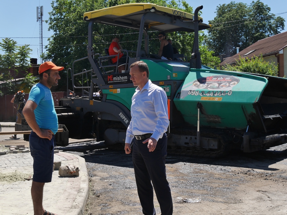 Міський голова Ужгорода Богдан Андріїв оглянув завершення робіт із капремонту кількох вулиць міста