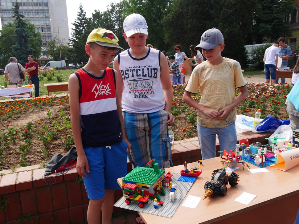 Понад півсотні ужгородських школярів презентували свої роботи на конкурсі технічного моделювання