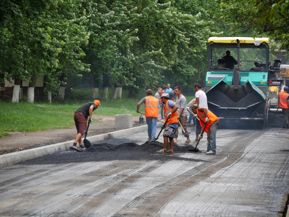 На вулиці Заньковецької  в Ужгороді розпочали асфальтувати проїжджу частину