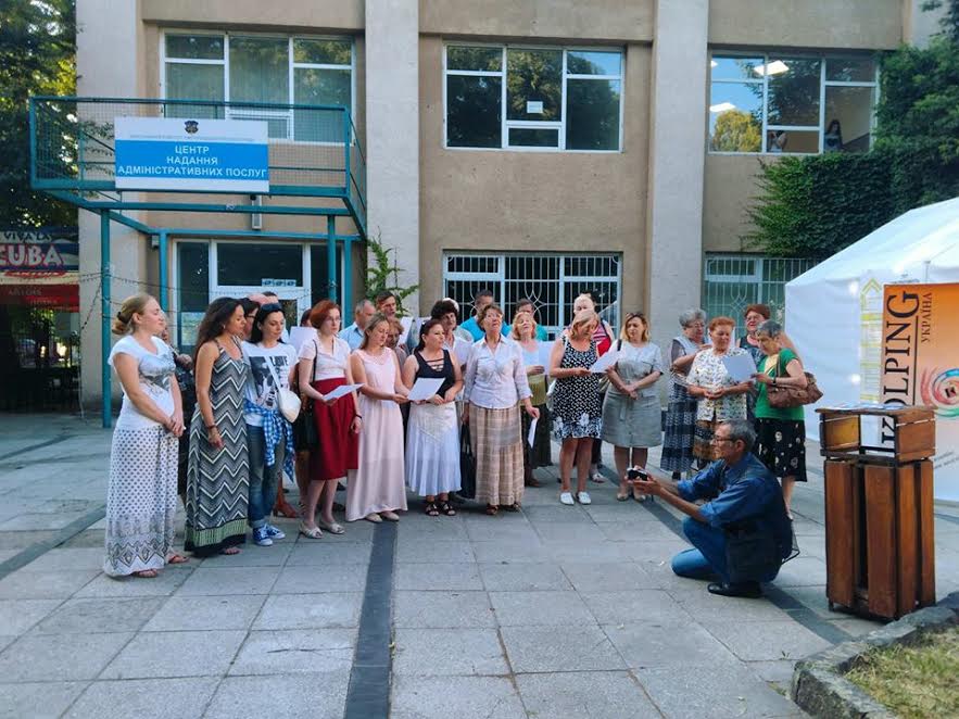 Ужгородські сеньйори взяли участь у “Майстерні міста” – виготовляли прикраси на майстер-класі, співали і навіть танцювали