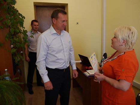 Керівник Ужгородського відділення МАЛІЖ Ольга Урста вручила міському голові Богдану Андріїву подяку