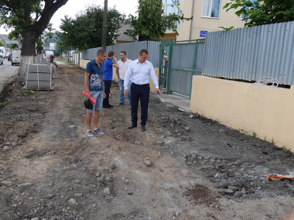 В Ужгороді на вулиці Будителів розпочали капітальний ремонт тротуарів