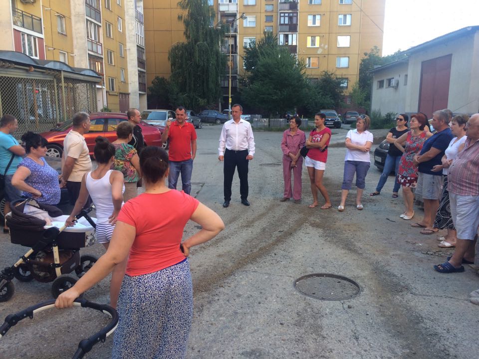 Капремонти дворів, облаштування транспортного кола на перехресті вулиць Перемоги-Баб’яка-Легоцького та інші питання піднімали ужгородці на зустрічі з міським головою Богданом Андріївим