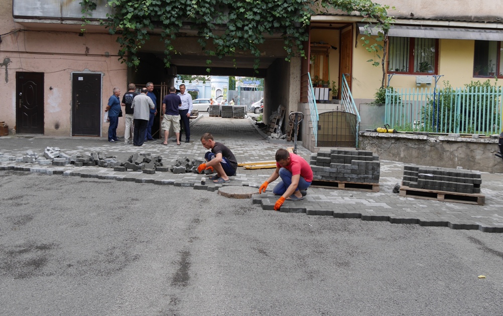Міський голова Ужгорода Богдан Андріїв оглянув, як ідуть ремонти внутріквартальних територій та дитсадка