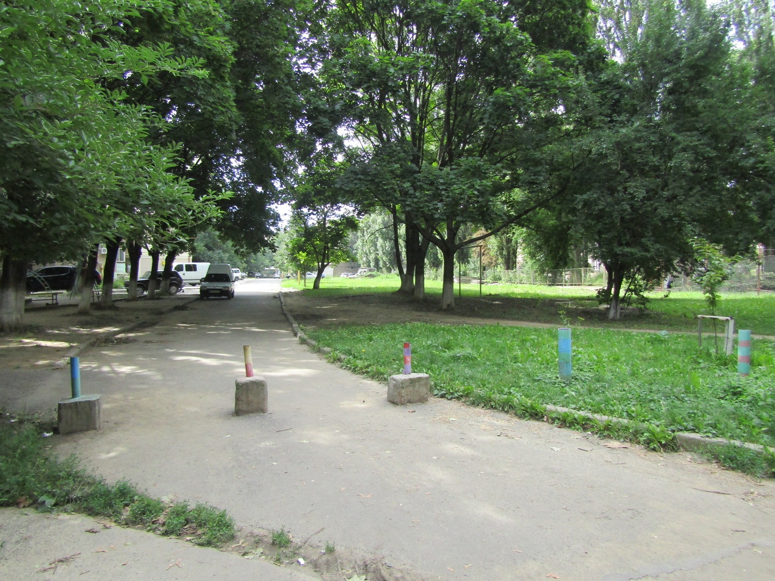 На вулиці Грушевського, 37 в Ужгороді демонтували самовільно встановлені обмежувачі руху