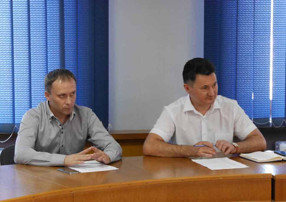 Облаштування місць для паркування, встановлення дорожніх знаків, обмежувачів руху та чимало інших питань розглянули на засіданні комісії з безпеки дорожнього руху та координації роботи автотранспорту