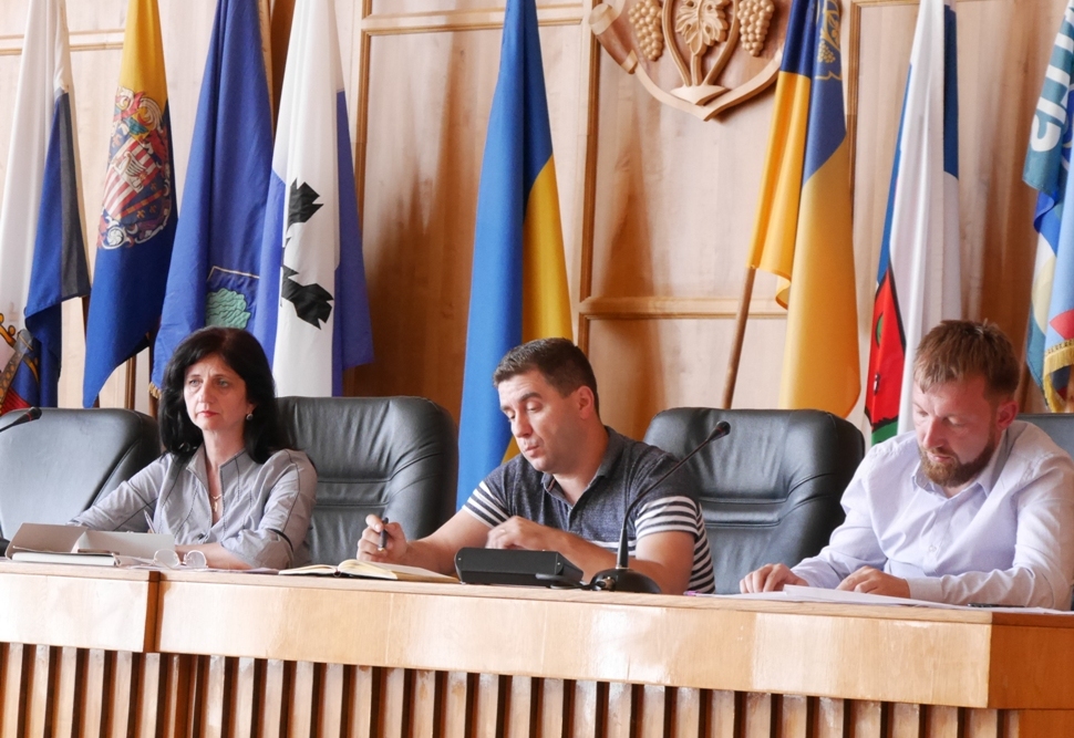 В Ужгородській міськраді розповіли керівникам ОСББ, ЖБК як оформляти прибудинкову територію