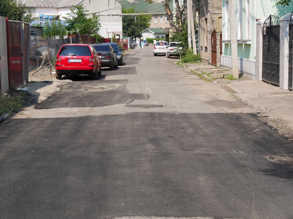 На вулиці Новака в Ужгороді зробили поточний ремонт дорожнього покриття