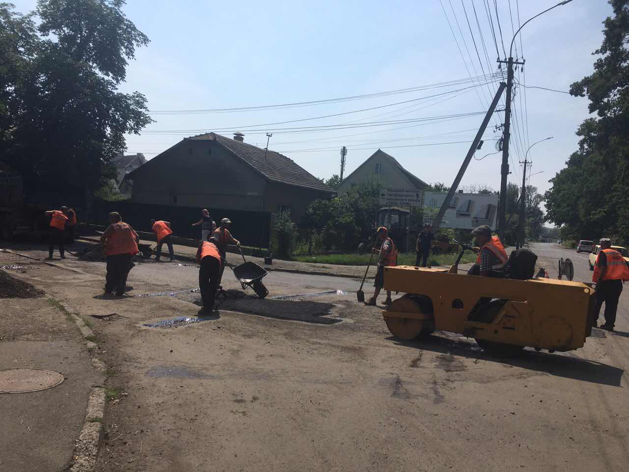 Сьогодні в Ужгороді проводять поточний ремонт проїжджої частини вулиці Шахтарів