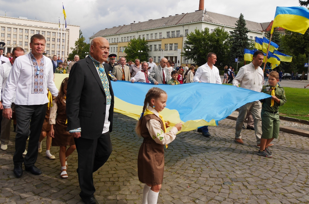 Урочистою ходою з розгортанням 100-метрового синьо-жовтого стяга відзначили День Державного прапора України в Ужгороді