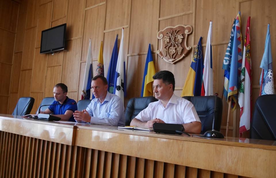 Міський голова Богдан Андріїв провів нараду з керівниками ринків та супермаркетів Ужгорода щодо дотримання санітарного законодавства у місті
