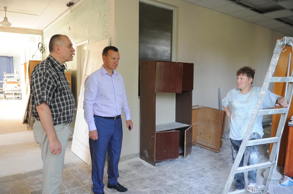 В Ужгородській міській дитячій лікарні капітально ремонтують відділення молодшого дитинства