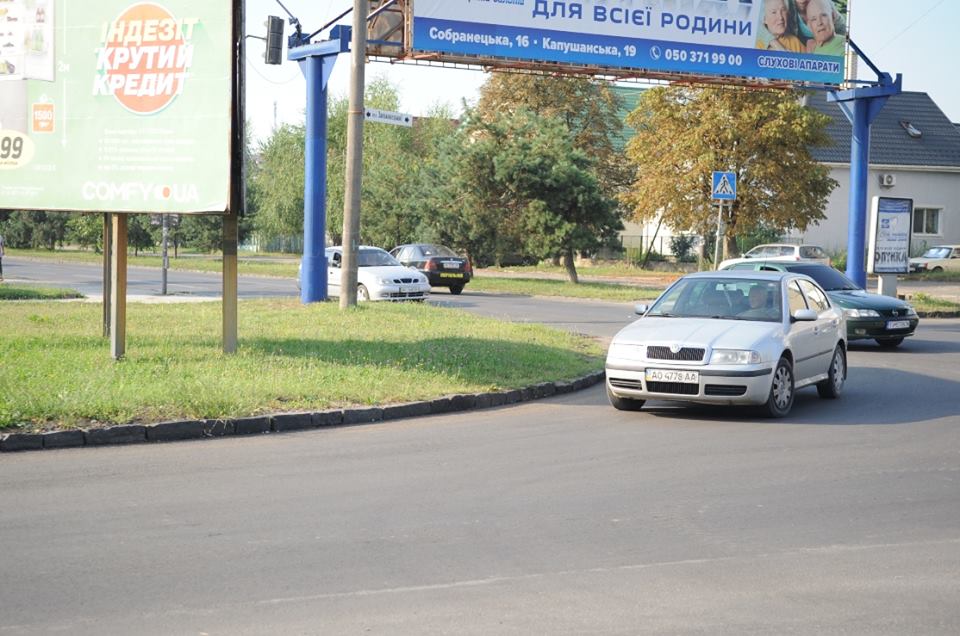 На вулиці Заньковецької в Ужгороді запровадили двосторонній рух для легкового транспорту