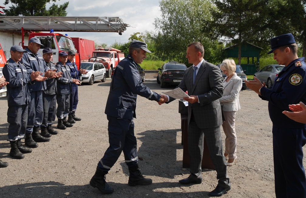 Богдан Андріїв вручив грамоти працівникам ДСНС, які нещодавно врятували в Ужгороді хлопчика