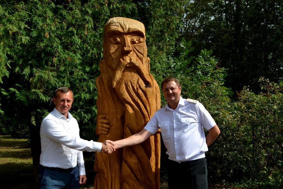Закарпатському ОУЛМГ — 25! Лісівники подарували Ужгороду дерев’яного гуцула