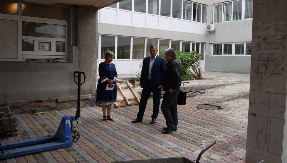 Богдан Андріїв ознайомився з ходом робіт щодо благоустрою території біля поліклініки та влаштування нової дренажної системи