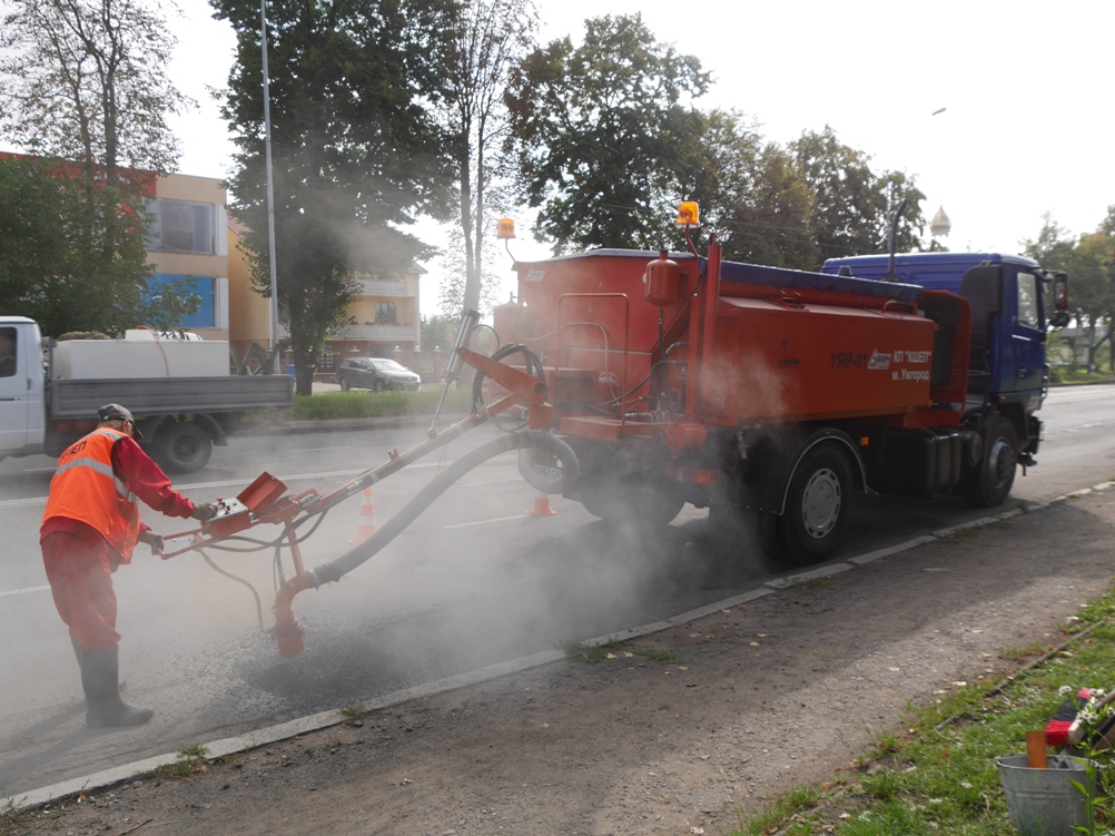 Універсальною дорожньою машиною, придбаною для комунального підприємства, в Ужгороді почали ремонт на вулиці Гагаріна