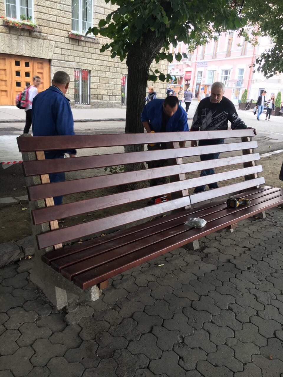 В Ужгороді вандали нищать лавиці, комунальники ж продовжують їх ремонтувати