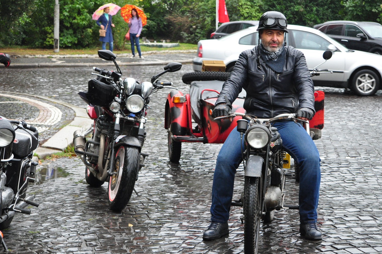 Мотоцикли, серед яких і понад півстолітні “ветерани”, проїхали Ужгородом і запрошують на святкування у парк “Під замком”