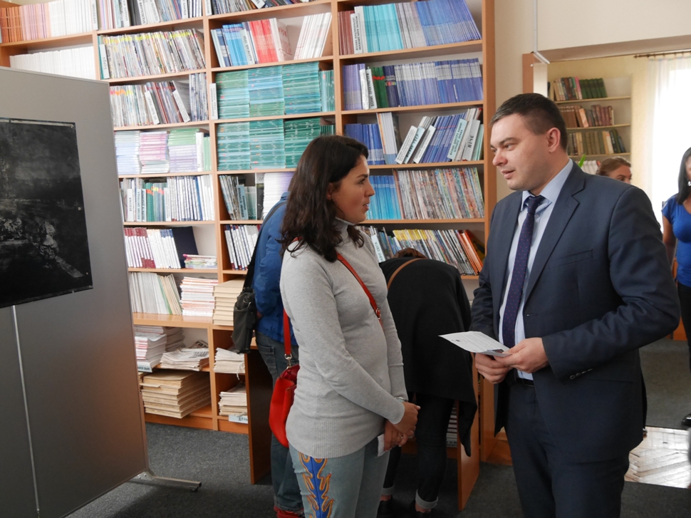 В Ужгороді презентували виставку «Межа Сходу&Заходу очима митців»