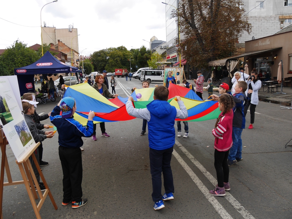 На вулиці Льва Толстого в Ужгороді провели День без автомобіля