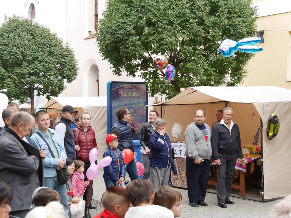 Солодку вулицю в Ужгороді сьогодні доповнили розважальною програмою