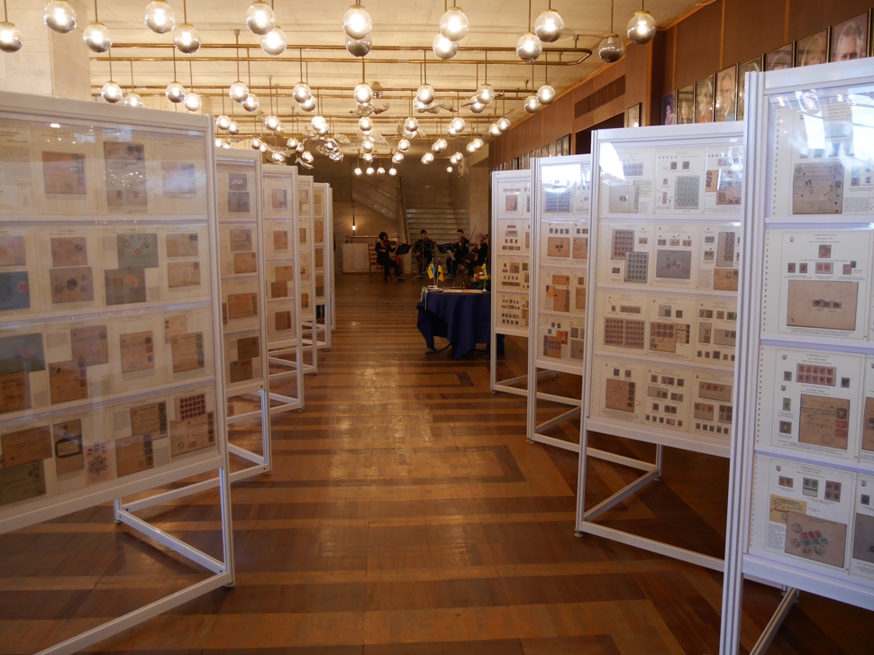 В Ужгороді відкрили ювілейну XV Національну філателістичну виставку