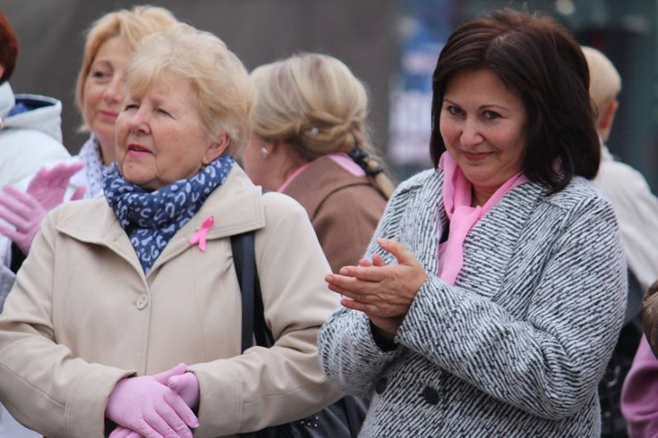 Акцію «День рожевої стрічки» провели в Ужгороді у рамках Всесвітнього місячника боротьби з раком молочної залози